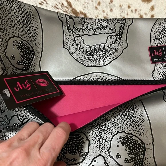 NWT Makeup Junkie Size Large Silver Skull Print Clutch - Picture 2 of 3